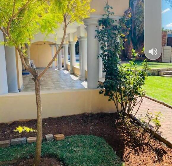 تختخواب و صبحانه Selina Airport Lodge #emzini