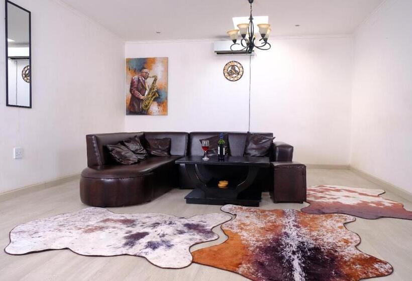 تختخواب و صبحانه Selina Airport Lodge #emzini