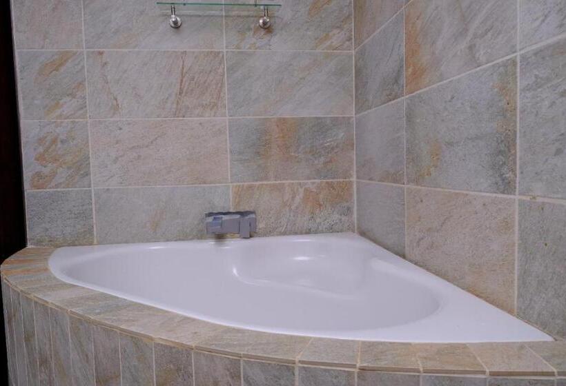 تختخواب و صبحانه Selina Airport Lodge #emzini