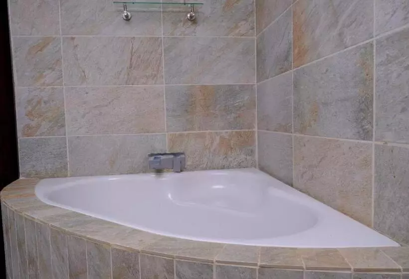 تختخواب و صبحانه Selina Airport Lodge #emzini