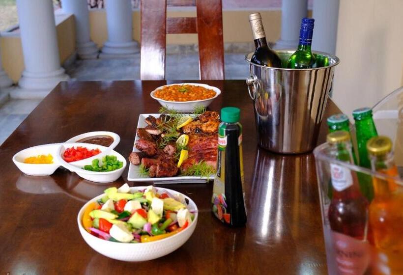 تختخواب و صبحانه Selina Airport Lodge #emzini