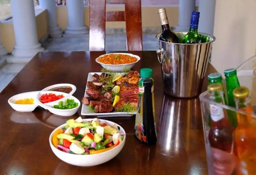 تختخواب و صبحانه Selina Airport Lodge #emzini