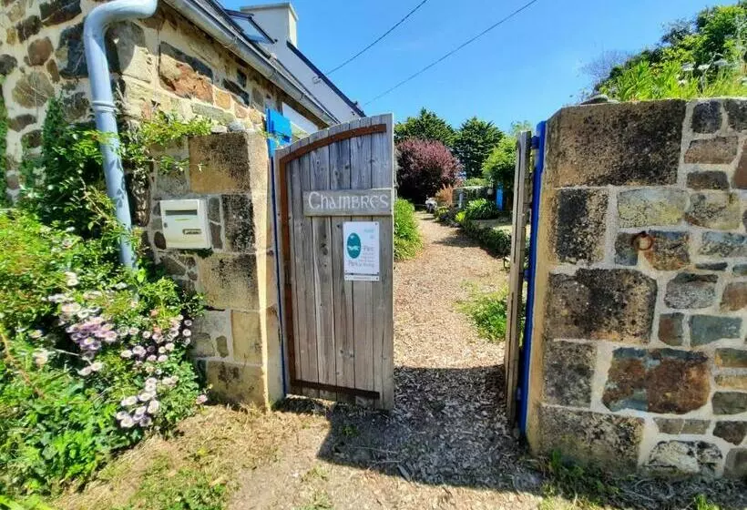 ペンション Kastell Dinn Suite Familiale Mamm Gozh 2 Chambres Et Sbd Pour 4 Pers, Cuisine Et Salon Partagés
