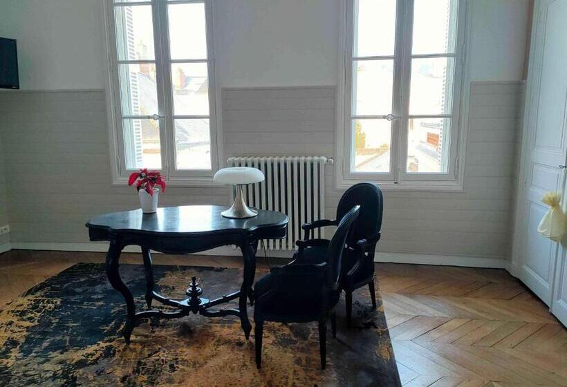 פנסיון Aux Marquises