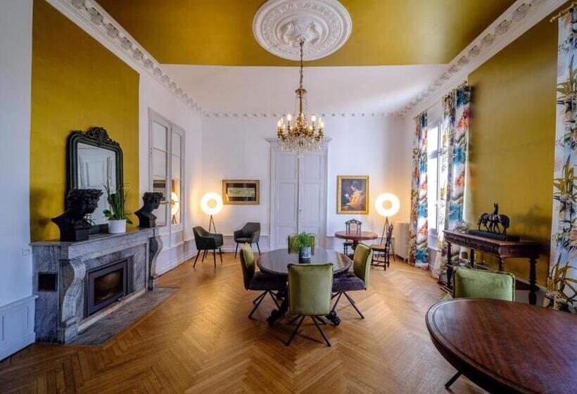 פנסיון Aux Marquises