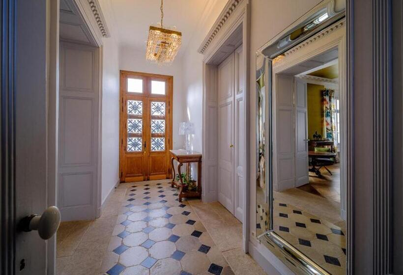 פנסיון Aux Marquises