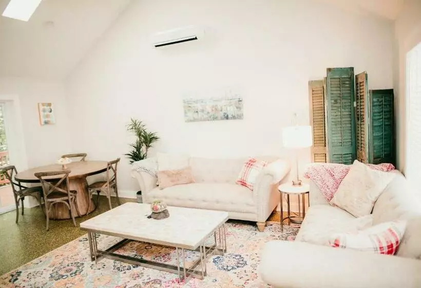 پانسیون Oasis Of Martinsville Pool Private Guest House