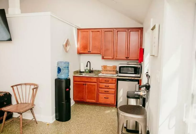 پانسیون Oasis Of Martinsville Pool Private Guest House
