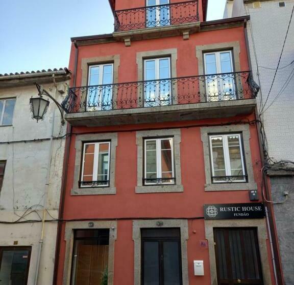 ペンション Rustic House Fundão