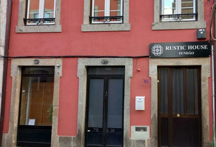 ペンション Rustic House Fundão