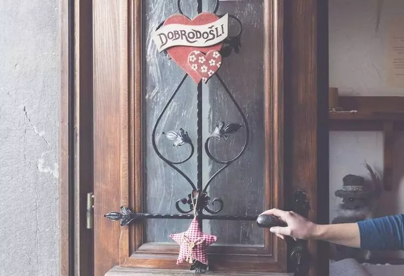 مسافرخانه B&b Pod Skalo