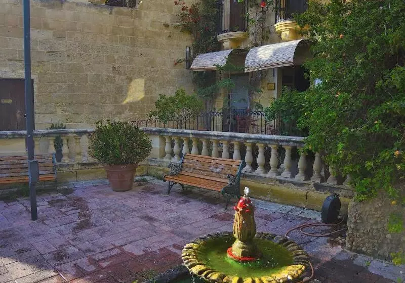 مسافرخانه The Burrow Guest House