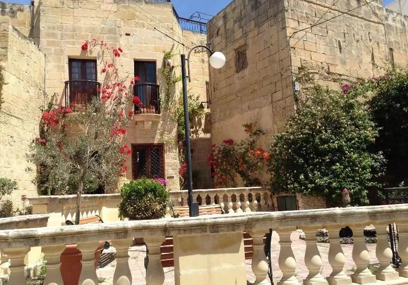 مسافرخانه The Burrow Guest House