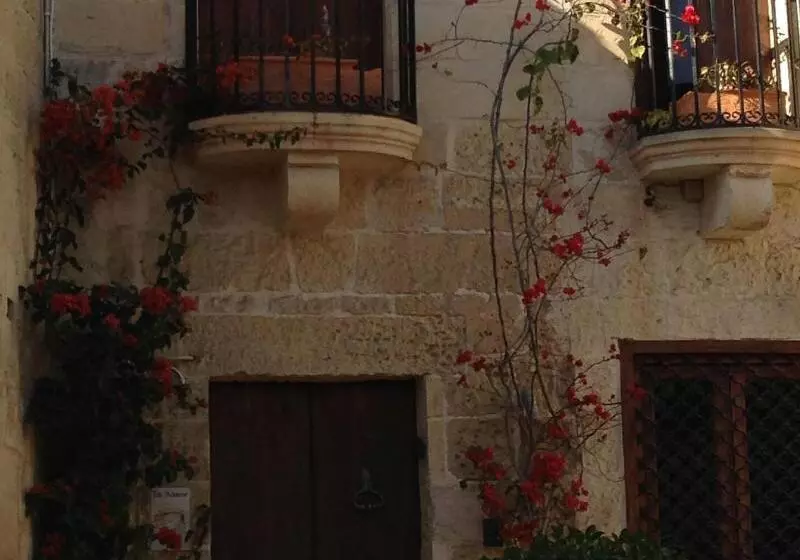 مسافرخانه The Burrow Guest House