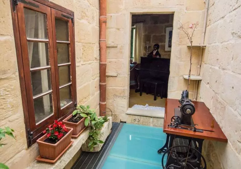 مسافرخانه The Burrow Guest House