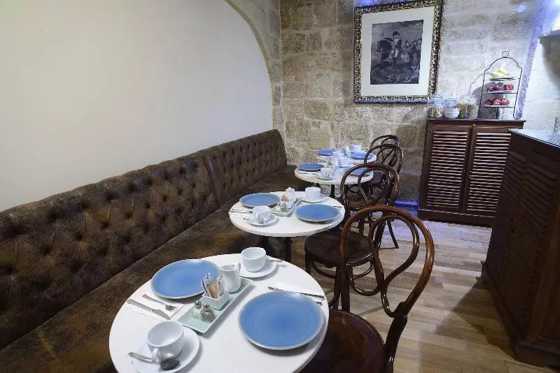 مسافرخانه The Burrow Guest House