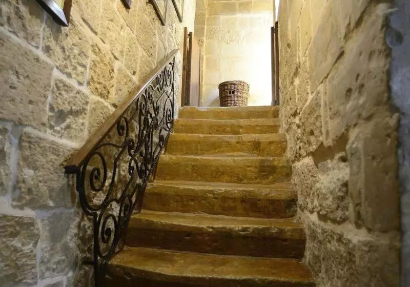 مسافرخانه The Burrow Guest House