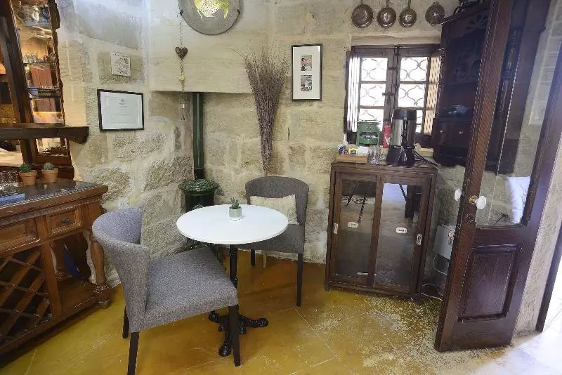 مسافرخانه The Burrow Guest House