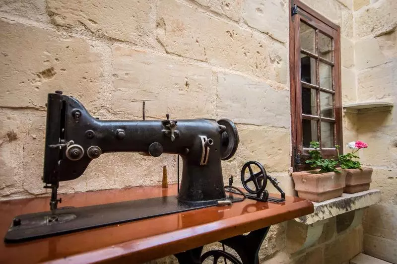 مسافرخانه The Burrow Guest House