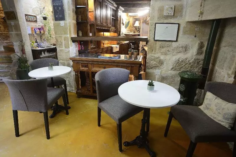 مسافرخانه The Burrow Guest House