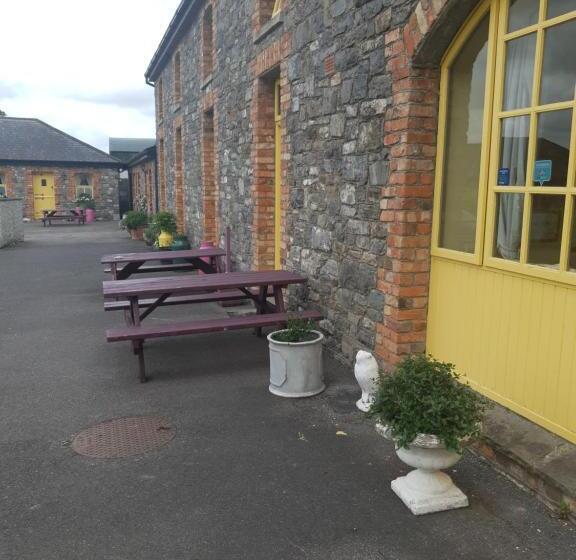 בית מלון כפרי Slane Farm Hostel, Cottages And Camping