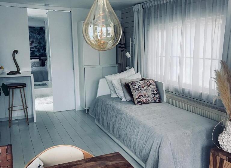 تختخواب و صبحانه Houseboat Bonnie