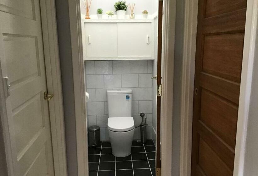 Bed and Breakfast Lg Qs Rm Private Luxury Bathrm Strictly Non Smokers And Genuine Travellers Only Over 25