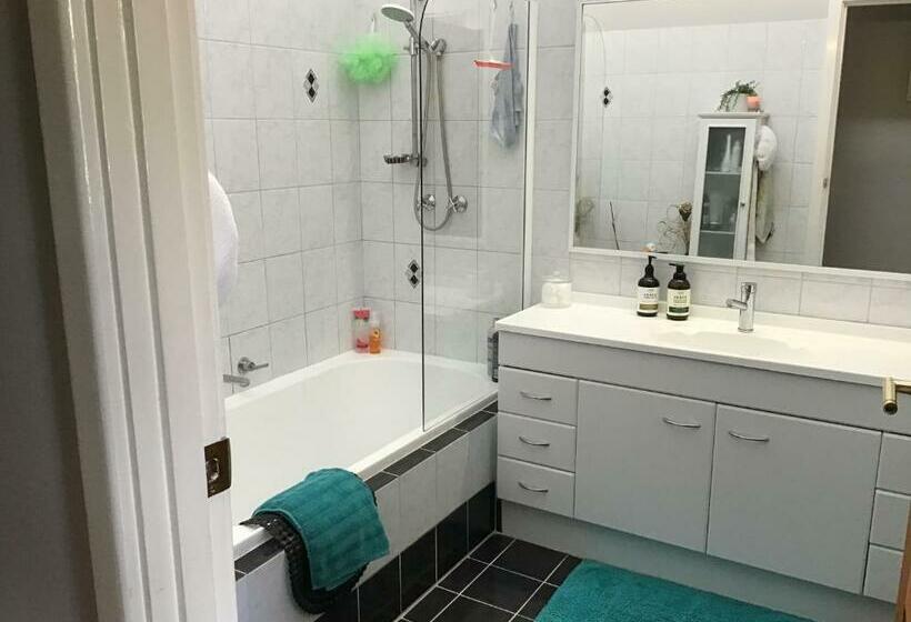 Bed and Breakfast Lg Qs Rm Private Luxury Bathrm Strictly Non Smokers And Genuine Travellers Only Over 25