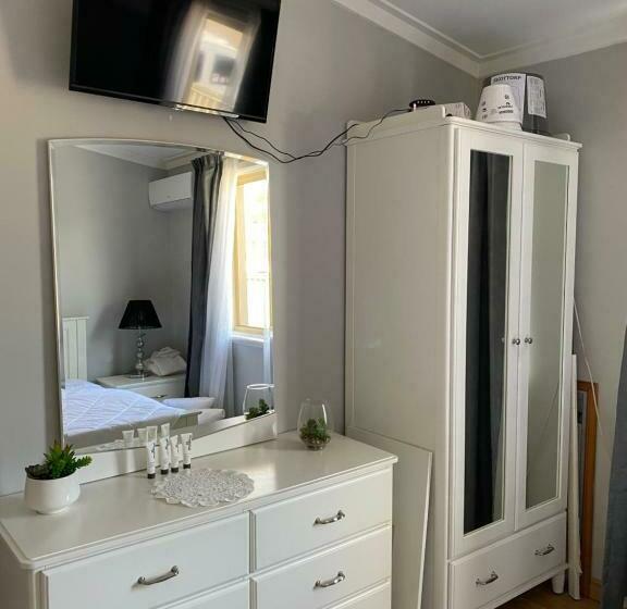 Bed and Breakfast Lg Qs Rm Private Luxury Bathrm Strictly Non Smokers And Genuine Travellers Only Over 25