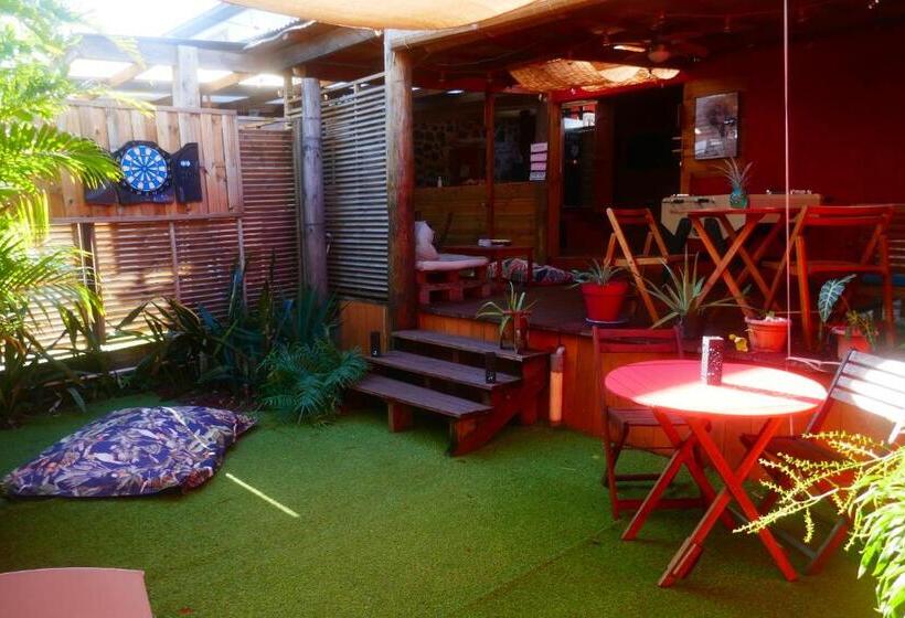 تختخواب و صبحانه Les Baroudeurs Hostel