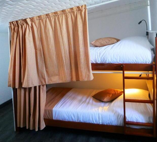 تختخواب و صبحانه Les Baroudeurs Hostel