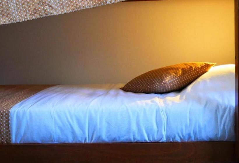 تختخواب و صبحانه Les Baroudeurs Hostel