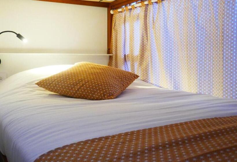 تختخواب و صبحانه Les Baroudeurs Hostel