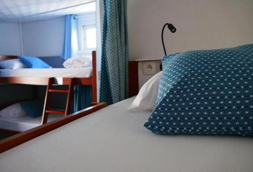 تختخواب و صبحانه Les Baroudeurs Hostel