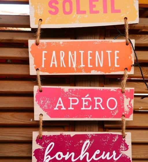 تختخواب و صبحانه Les Baroudeurs Hostel