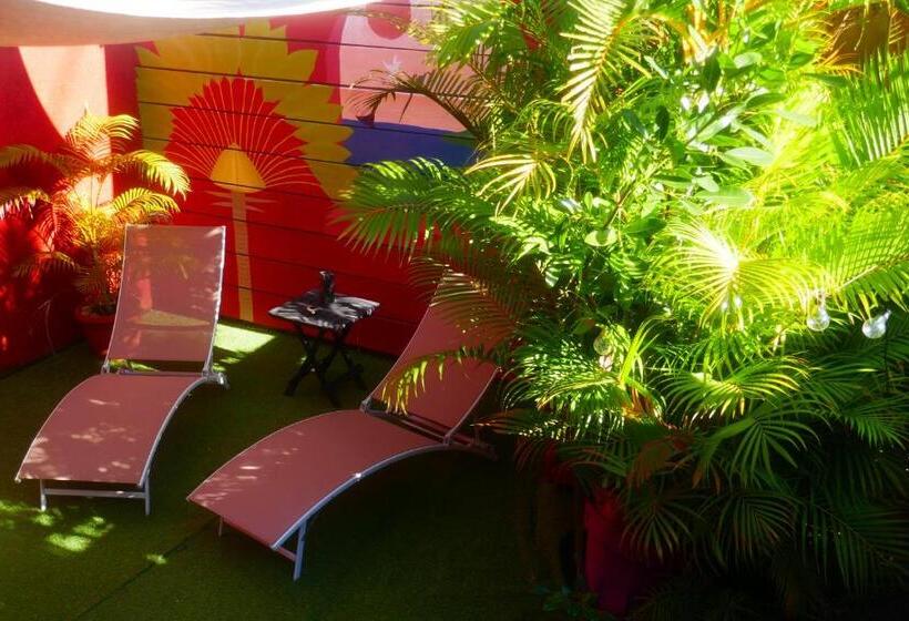 تختخواب و صبحانه Les Baroudeurs Hostel