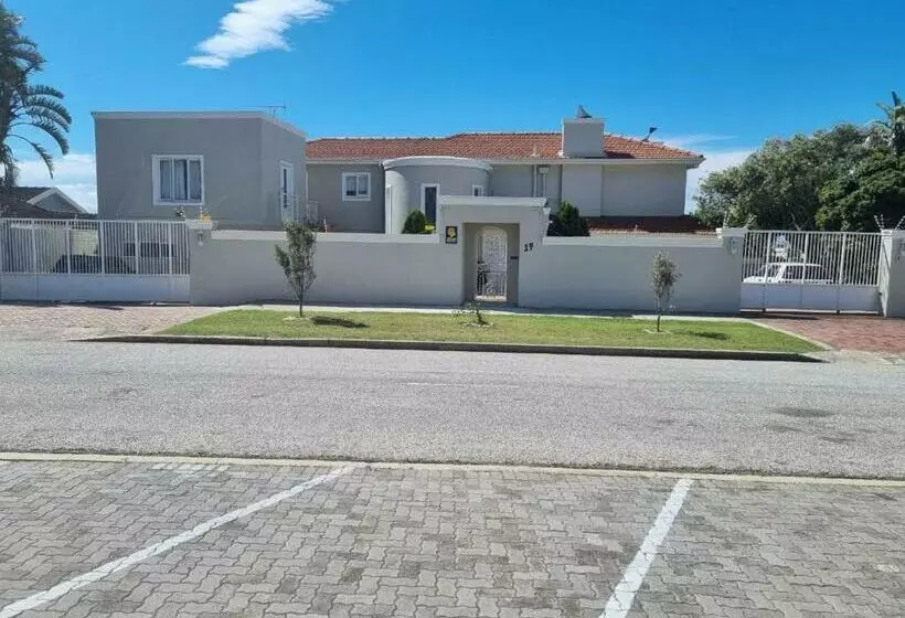 Majatalo Kingsbeach Cottages