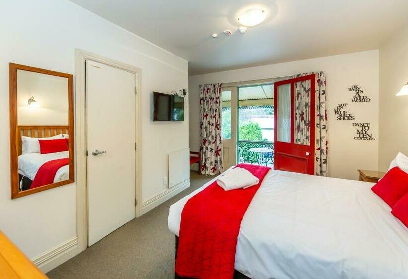 The Grand Hotel & Bar Akaroa