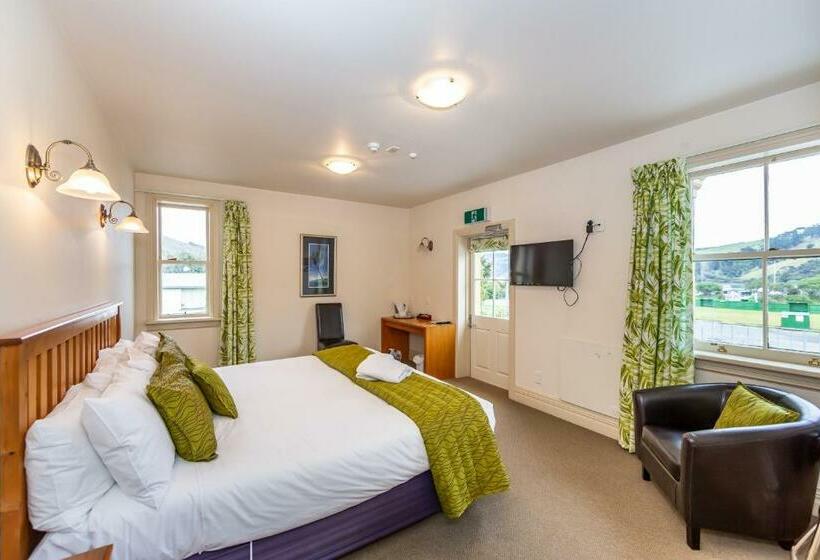 The Grand Hotel & Bar Akaroa