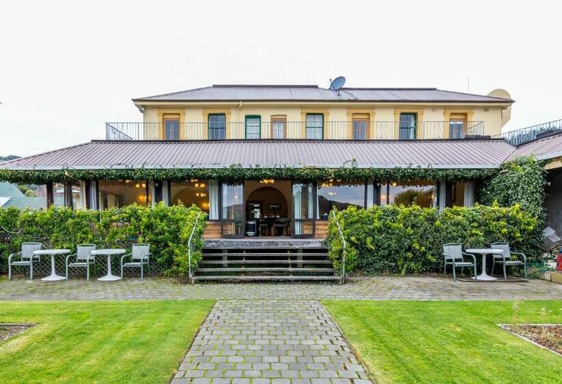 The Grand Hotel & Bar Akaroa