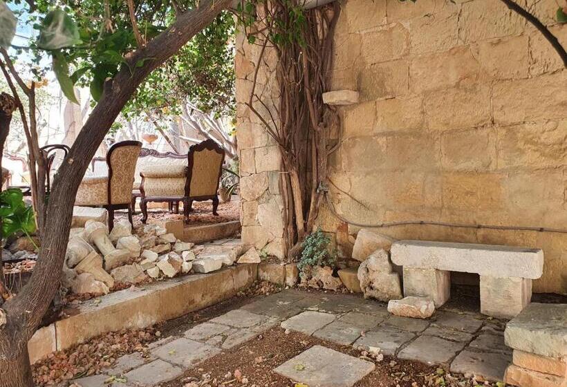 پانسیون Ave Maria Guest House