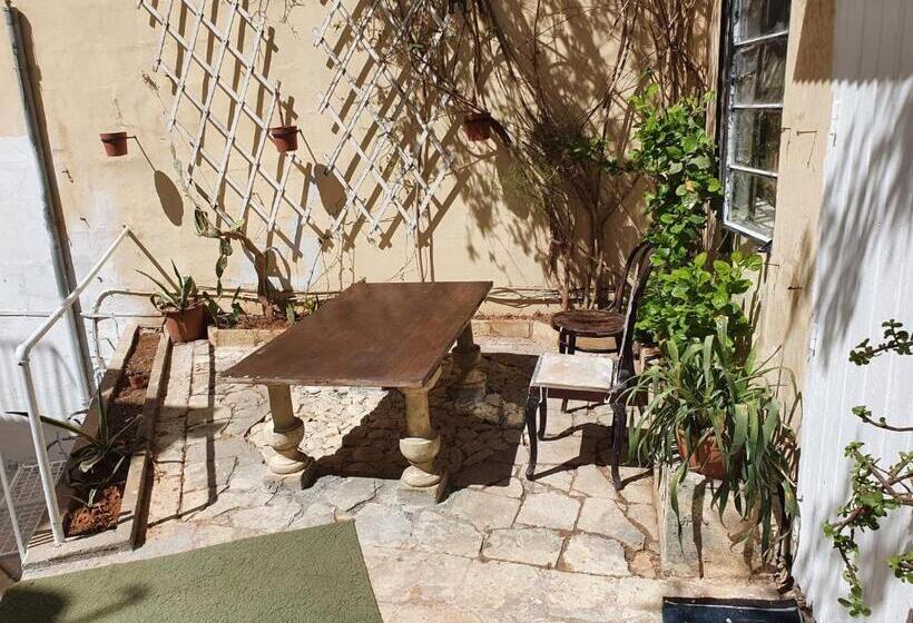 پانسیون Ave Maria Guest House