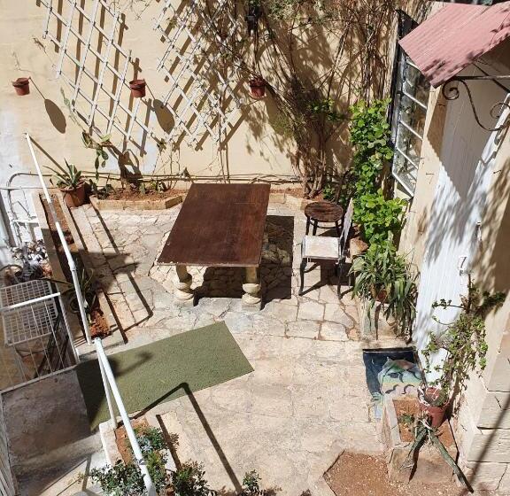 پانسیون Ave Maria Guest House