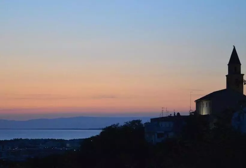 Majatalo Nina E Il Mare