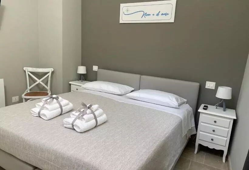 Majatalo Nina E Il Mare