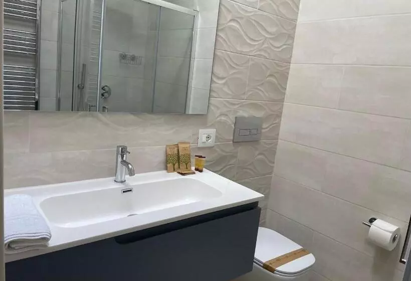 Majatalo Nina E Il Mare