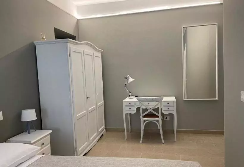 Majatalo Nina E Il Mare