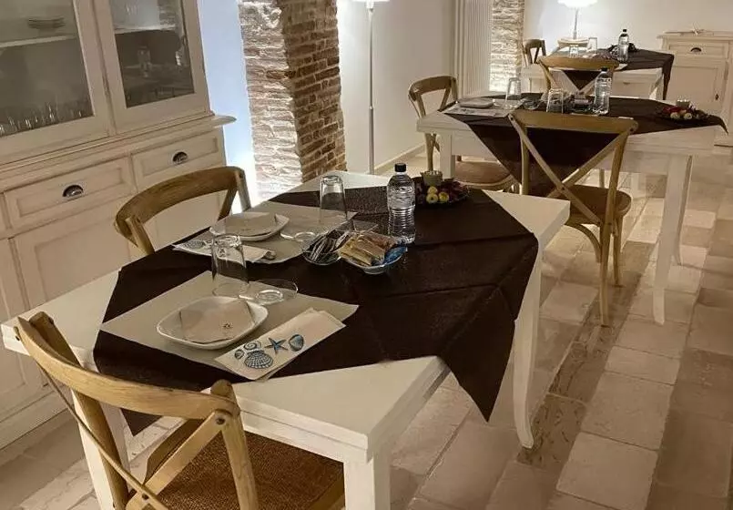 Majatalo Nina E Il Mare