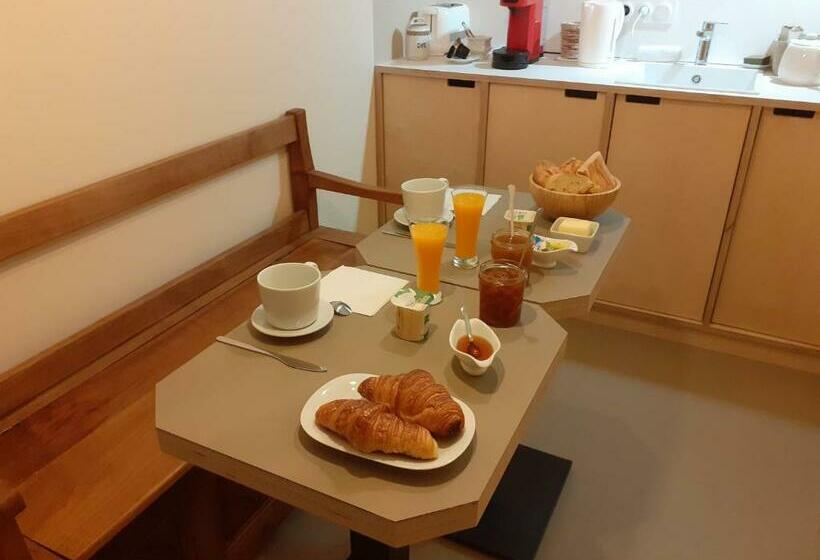 تختخواب و صبحانه Une Chambre à L Economat