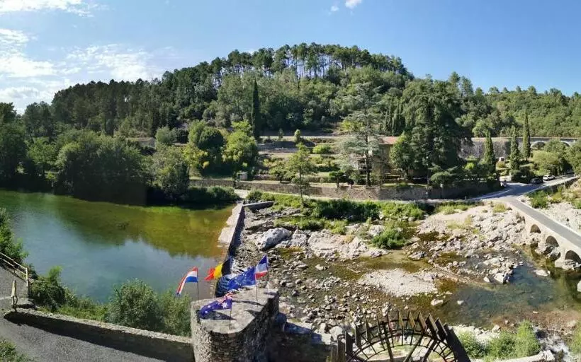 ベッドアンドブレックファースト Le Moulin Du Temps  Chambres Et Lounge Bar Au Bord De La Rivière